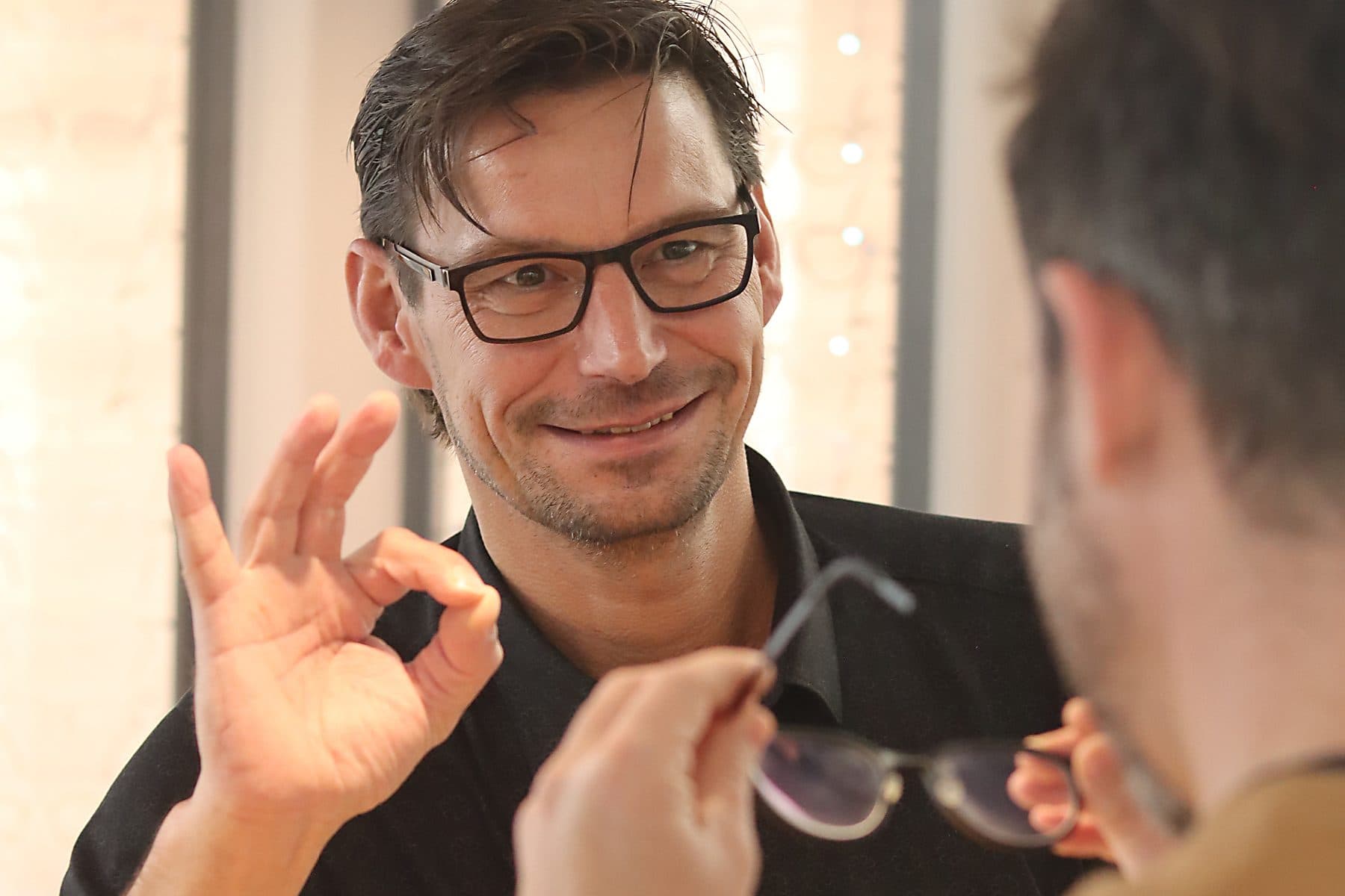 Joachim Liedloff bei der Anpassung einer Brille