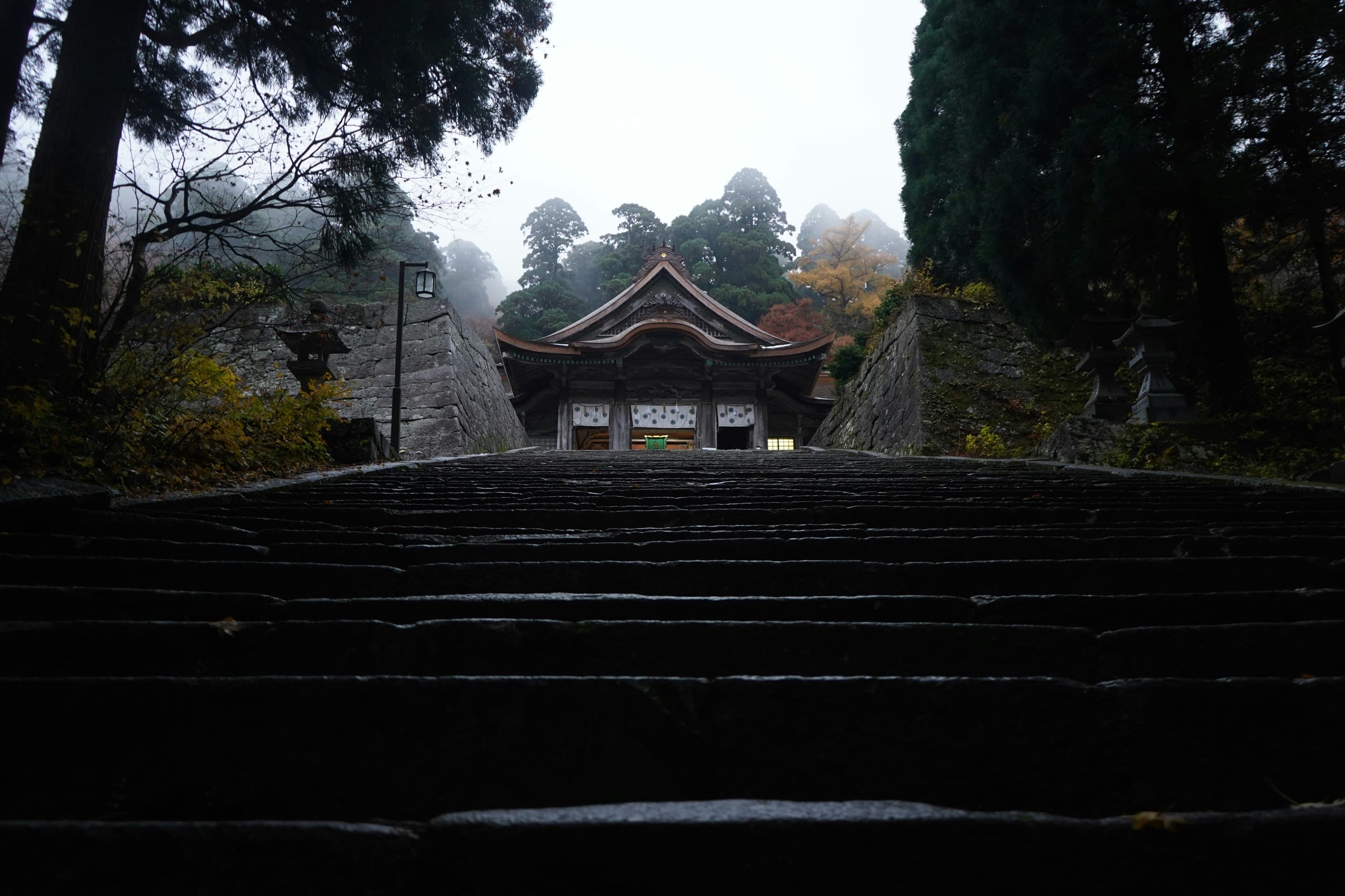 Tempel am Ende steiler Steinstufen im Herbstnebel, Daisen-ji in der Präfektur Tottori
